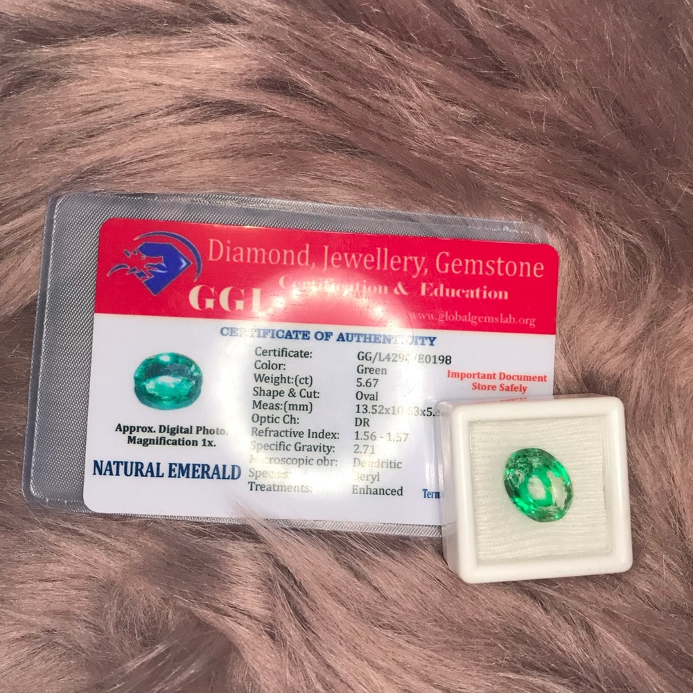 5.67 cts Emerald gemstone with certificate